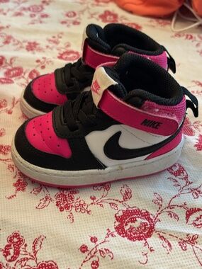 Nike Toddler Sneaker Size 5t (Court Borough Mid 2)